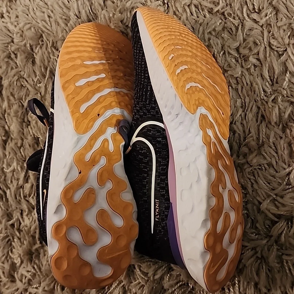 Womens Nike Shoes - Picture 4 of 5